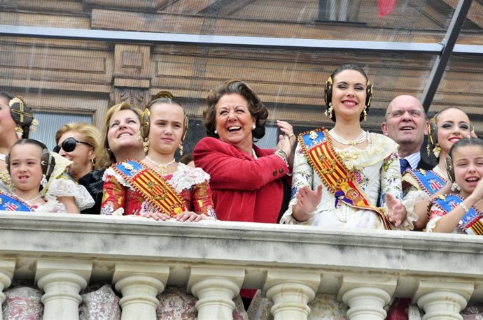 Barberá y las falleras en la mascletà de este martes