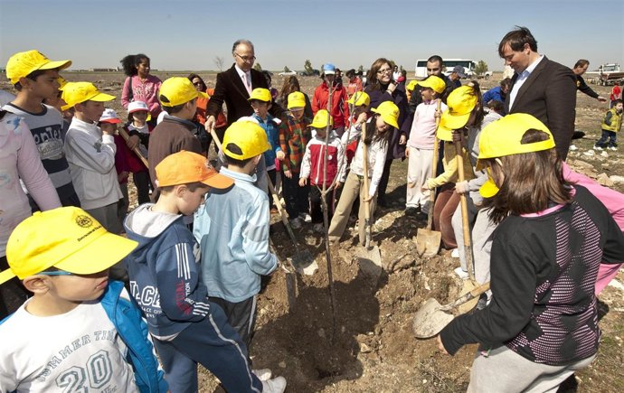 Ramiro Ruiz Medrano durante la plantación de árboles en Campaspero