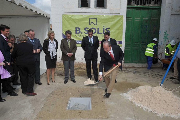 El alcalde, Francisco de la Torre, en la colocación de la primera piedra de un c