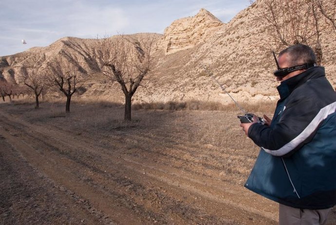 Proceso de toma de fotografías aéreas por georadar en el barranco de La Bartolin