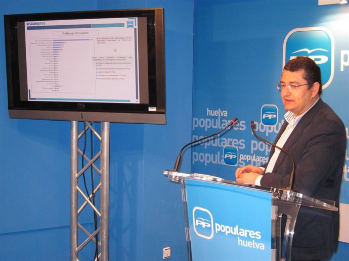 El secretario general del PP-A, Antonio Sanz, presenta los datos de la encuesta 