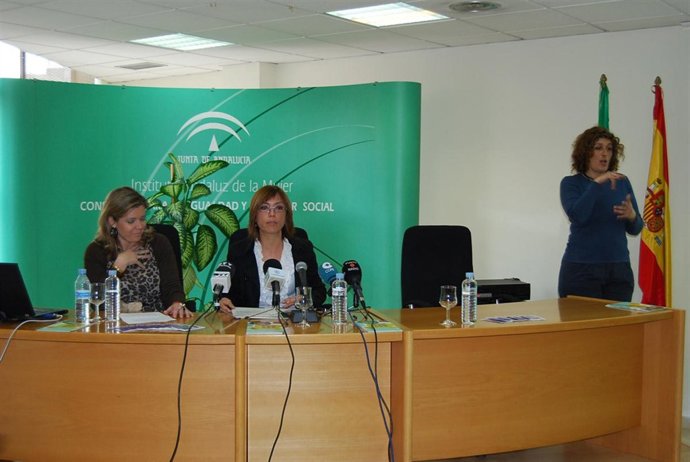 La coordinadora del IAM en Málaga, Carmen Rosa Torres,  y la delegada de la Junt