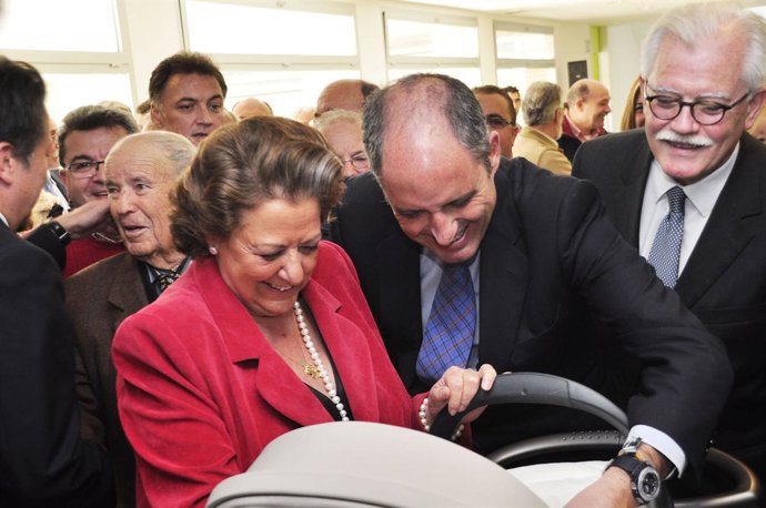 Barberá y Camps saludan a un bebé tras inaugurar el centro Benicalap-Sur.