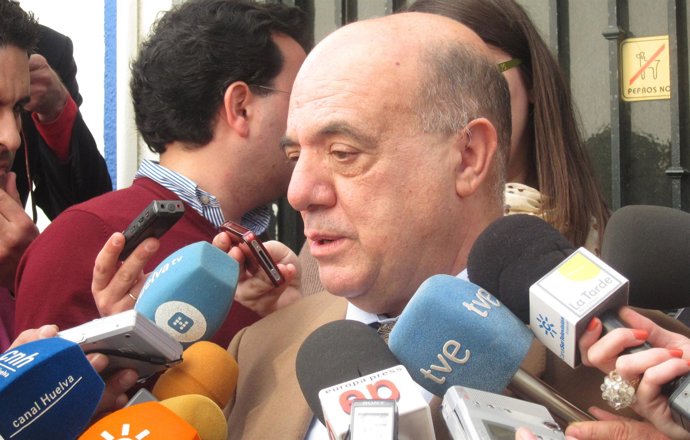 El abogado de Santiago del Valle, Juan López Rueda, ante los medios.