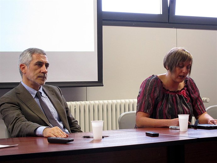 Gaspar Llamazares y Eva González en un acto en Sarriguren.