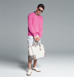 Loewe viste a los hombres del rosa en el verano 2011