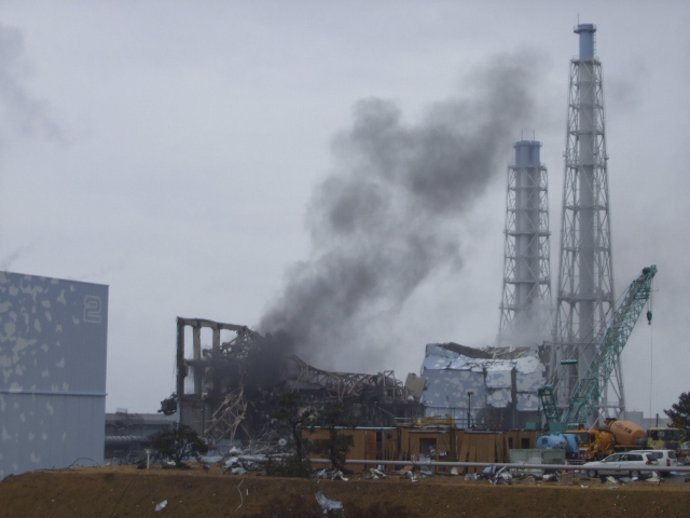 Humo en la central nuclear de Fukushima