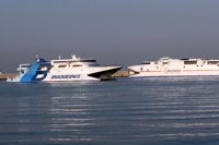 El fuerte viento de levante provoca algunas cancelaciones en las líneas marítimas del Estrecho