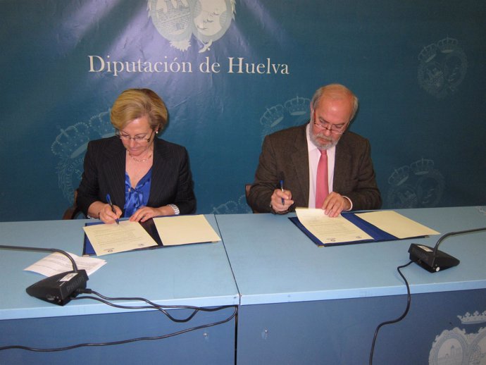 La presidenta de la Diputación de Huelva, Petronila Guerrero, y el presidente de