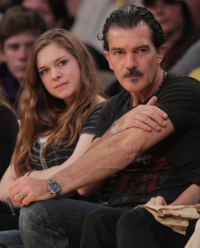 Antonio Banderas y Stella del Carmen en un partido de baloncesto de la NBA