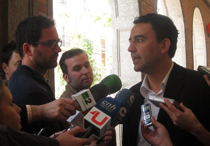 El portavoz del grupo socialista en el Parlamento andaluz, Mario Jiménez, ante l