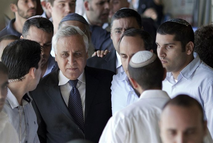 Katsav, ex presidente de Israel a la salida de un juicio que le ha condenado por