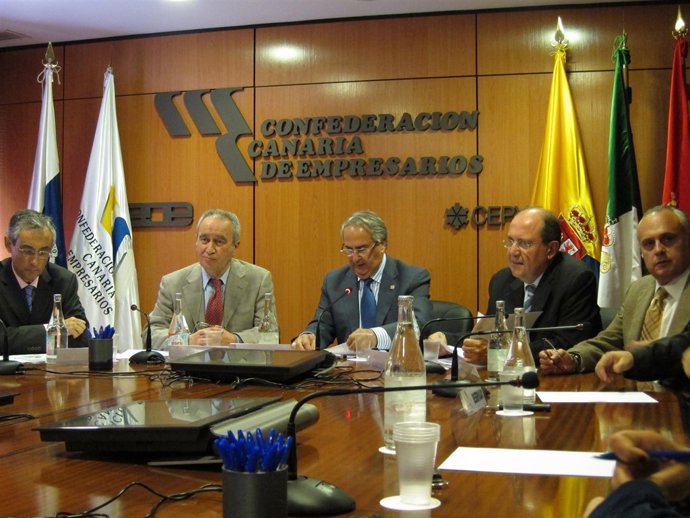 El presidente de la CCE, Sebastián Grisaleña, el de la FEHT, Fernando Fraile, y 