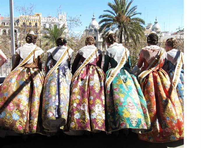 Falleras momentos antes de iniciarse la 'mascletà'
