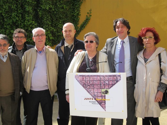 Jordi Portabella acompañado de integrantes de 'Junts a Sant Antoni'