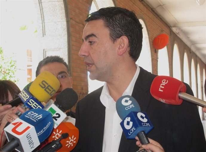 El portavoz del grupo socialista en el Parlamento de Andalucía, Mario Jiménez, r