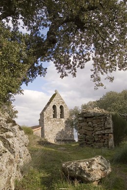  Exterior de la iglesia de Santa María Magdalena en Cozcurrita, Zamora 