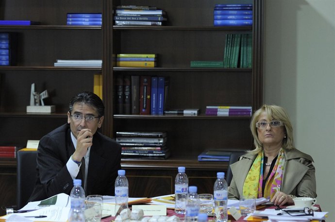 La presidenta de la CNE y de Ariae, María Teresa Costa,  junto al vicepresidente