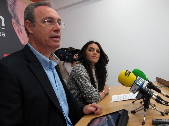 El candidato del PSOE a la Alcaldía de Córdoba, Juan Pablo Durán en la rueda de 