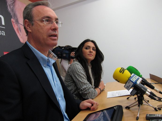 El candidato del PSOE a la Alcaldía de Córdoba, Juan Pablo Durán en la rueda de 