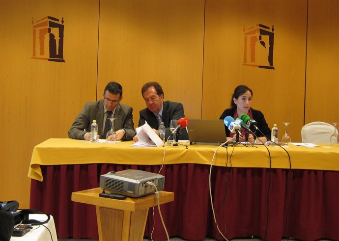 El delegado de Gas Natural Fenosa en Galicia, en el centro, durante la presentac