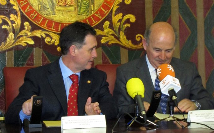 El rector de la US, Joaquín Luque, y el presidente de la Fundación Cruzcampo, fi