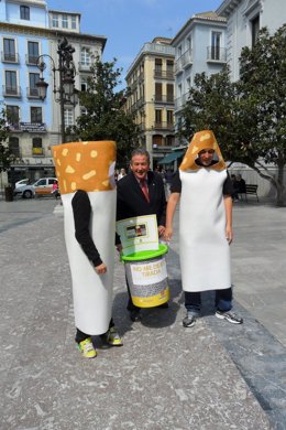 Muñecos de la campaña de concienciación dirigida a fumadores