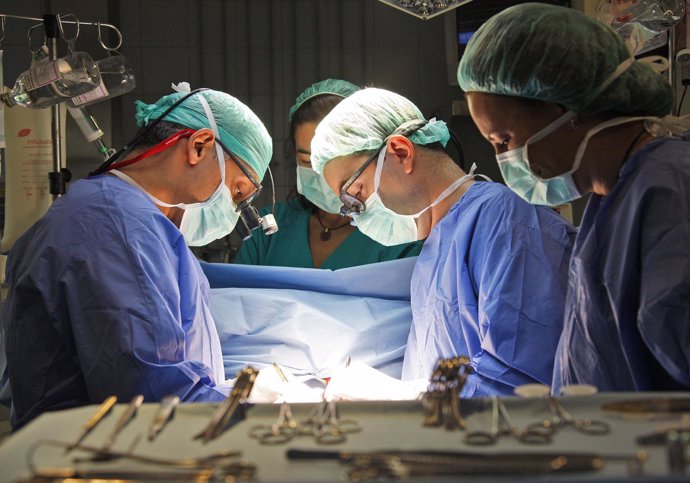 Cirujanos en una mesa de operaciones