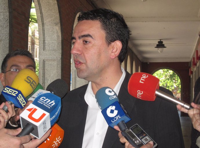 El secretario general del PSOE de Huelva, Mario Jiménez, ante los medios.