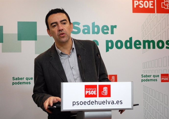 El secretario general del PSOE de Huelva, Mario Jiménez, en rueda de prensa.
