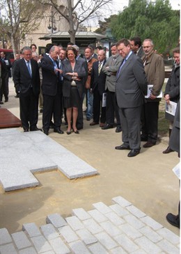Barberá observando las muestras de pavimento de las obras de Serranos