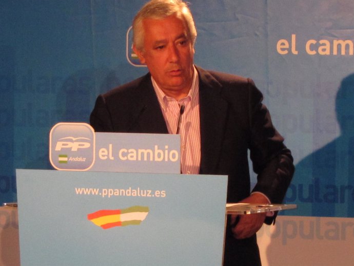 El presidente del PP-A, Javier Arenas, en rueda de prensa.