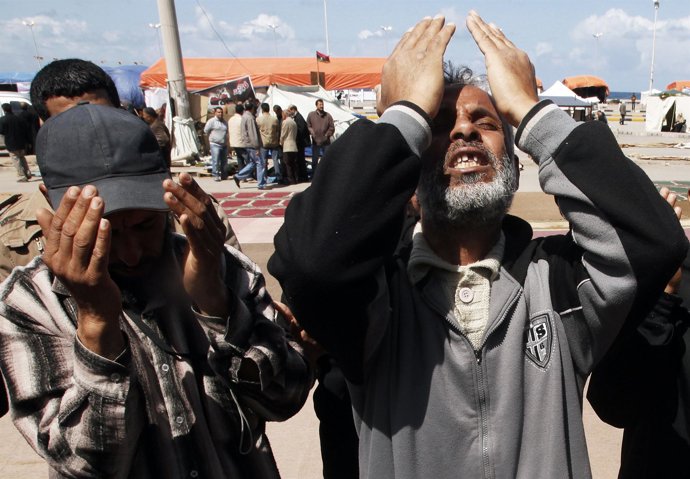 Rebeldes libios se lamentan tras un ataque de las tropas de Gadafi