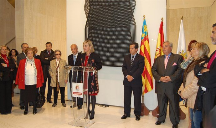 Sonia Castedo durante la inauguración del MACA, con familiares de Juana Francés 