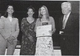 Pilar Megía recibe un galardón en la feria Tecma en 2006 en Madrid, al que asist