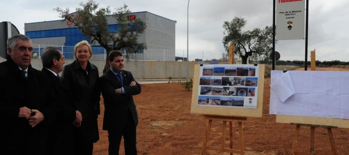 La consejera de Presidencia, Eva Almunia, inaugura el polígono industrial de Cal