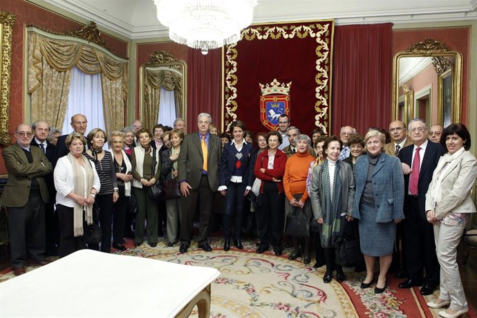 Barcina recibe a los miebros de la Asociación de Profesores Universitarios Jubil