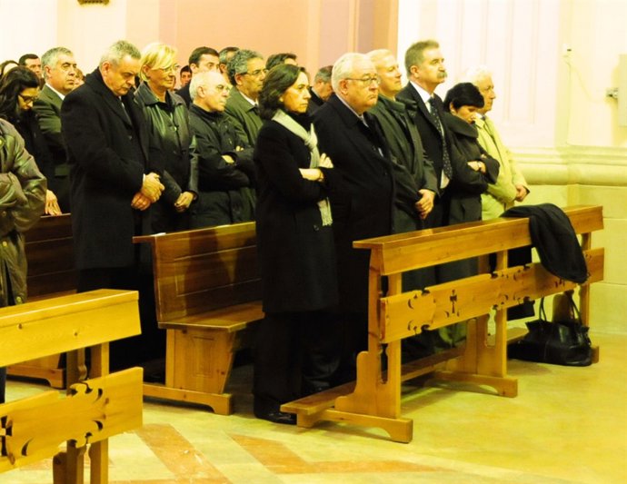 La ministra Rosa Aguilar y las autoridades aragonesas durante el funeral en Alco