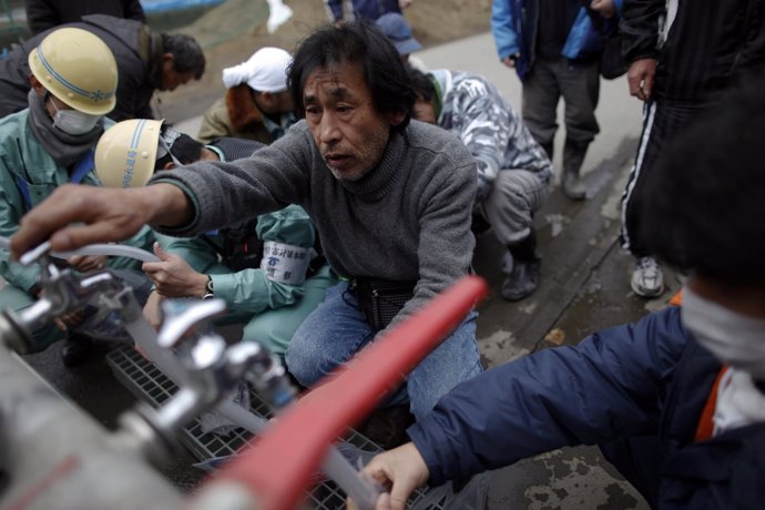 Hombre cogiendo agua potable en Japón