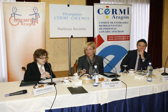 La candidata del PSOE, Eva Almunia, en el desayuno de CERMI y COCEMFE en Zaragoz