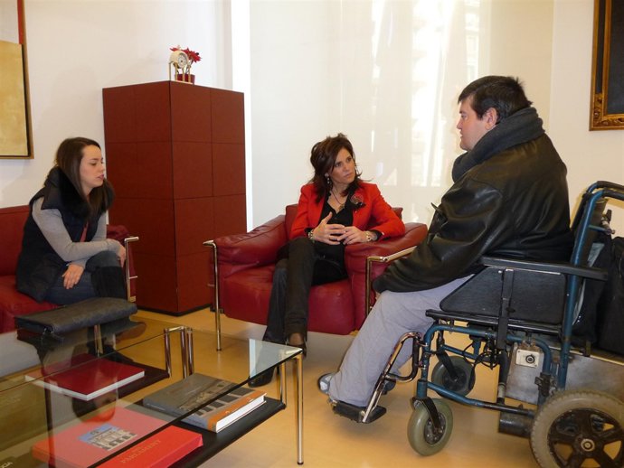 Santiago Rodríguez y Oskia Iturmendi (Acodifna) han sido recibidos por Elena Tor