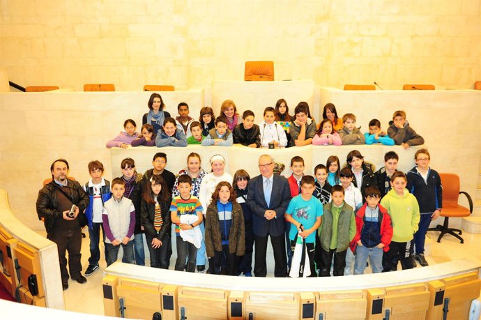Alumnos Escuela en Democracia rinden homenaje a Aldecoa. 
