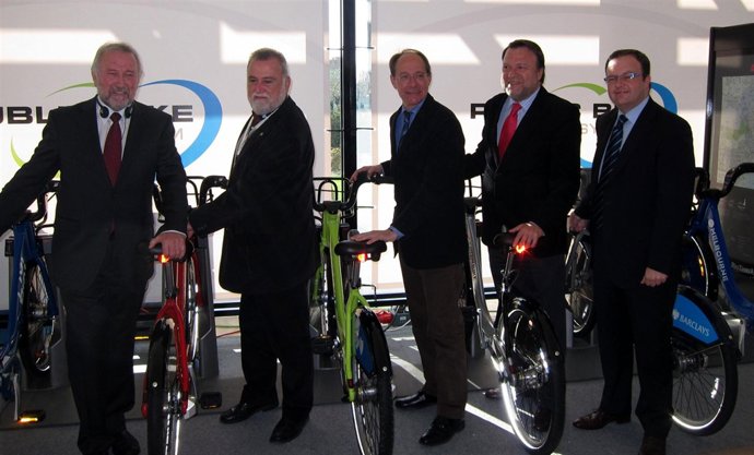 El alcalde Sánchez Monteseirín y el consejero Díaz Trillo inaugurando hoy el Vel