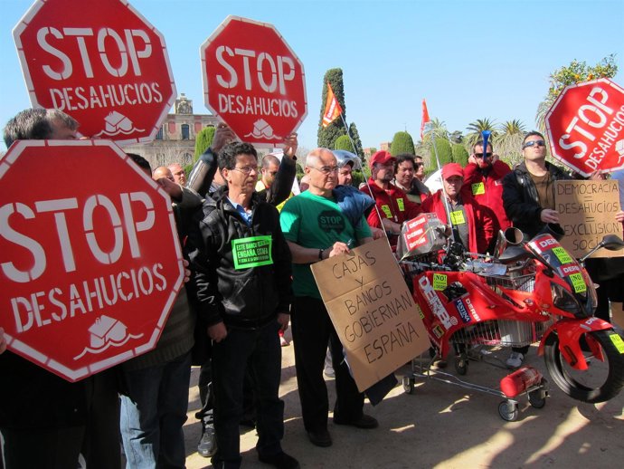 Manifestantes ante el Parlament