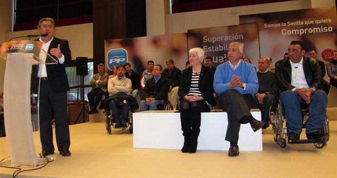 Zoido, junto a Arenas y a representantes de organizaciones sociales en un acto p