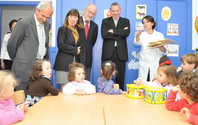 El consejero de Educación, Francisco Álvarez de la Chica, en Hinojos.
