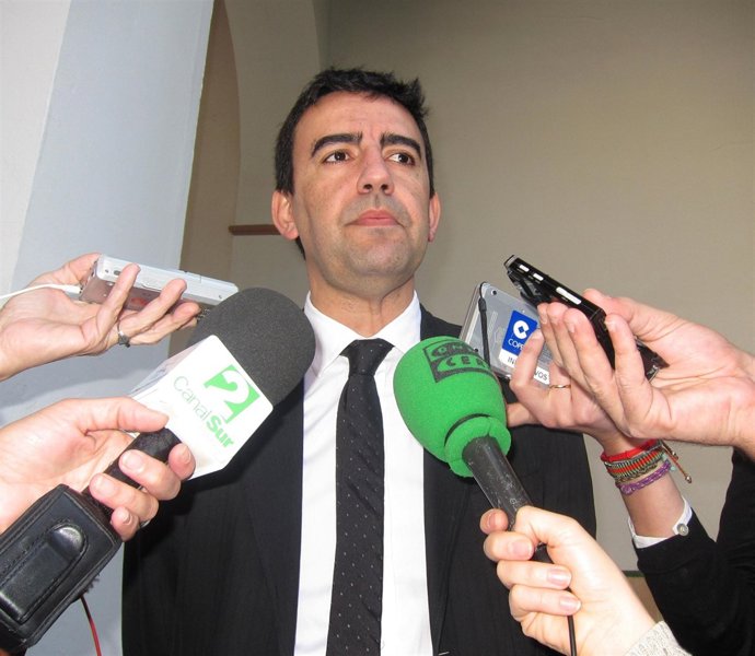 Mario Jiménez atiende a los periodistas este miércoles en el Parlamento