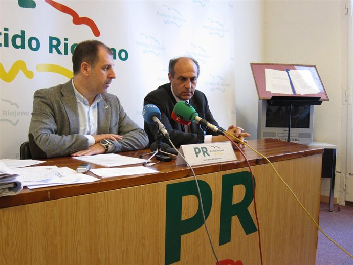 González de Legarra y José Toledo con la sentencia del TC enmarcada al fondo