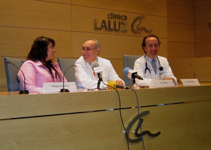 De izq a dcha: la paciente Alejandra Ruiz y los doctores Manuel Mirás y Manuel S