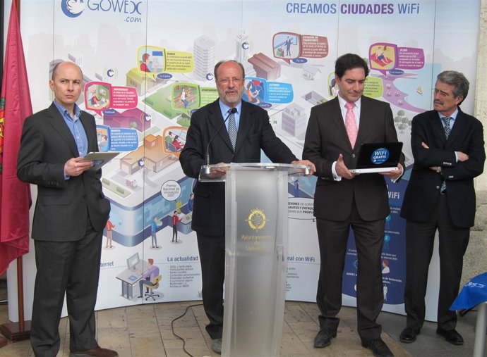 El alcalde de Valladolid, acompañado de dos de sus concejales y el representante